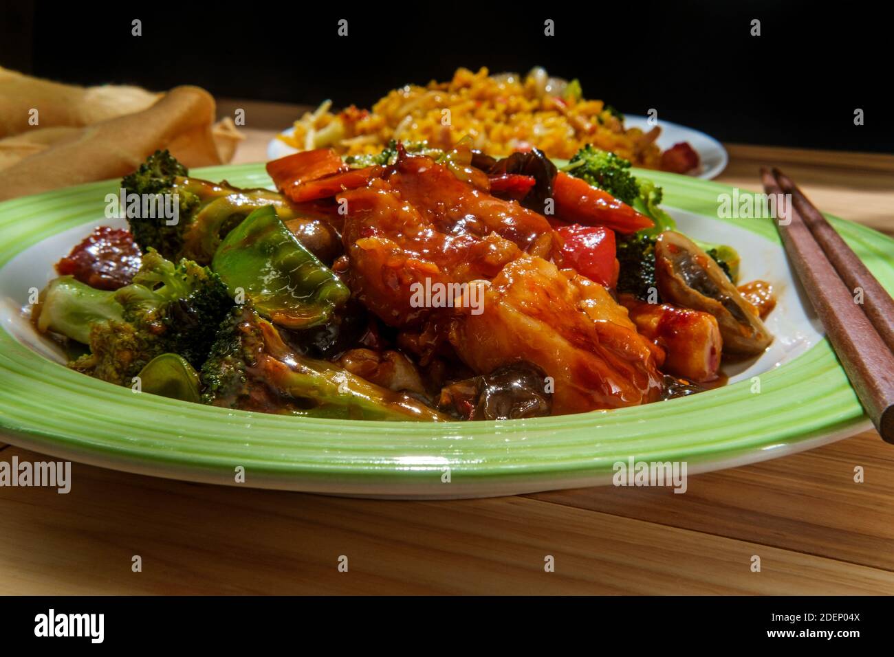 Chinesische Dreifach Delight Garnelen Huhn und Schweinefleisch mit Seite Gebratener Reis Stockfoto