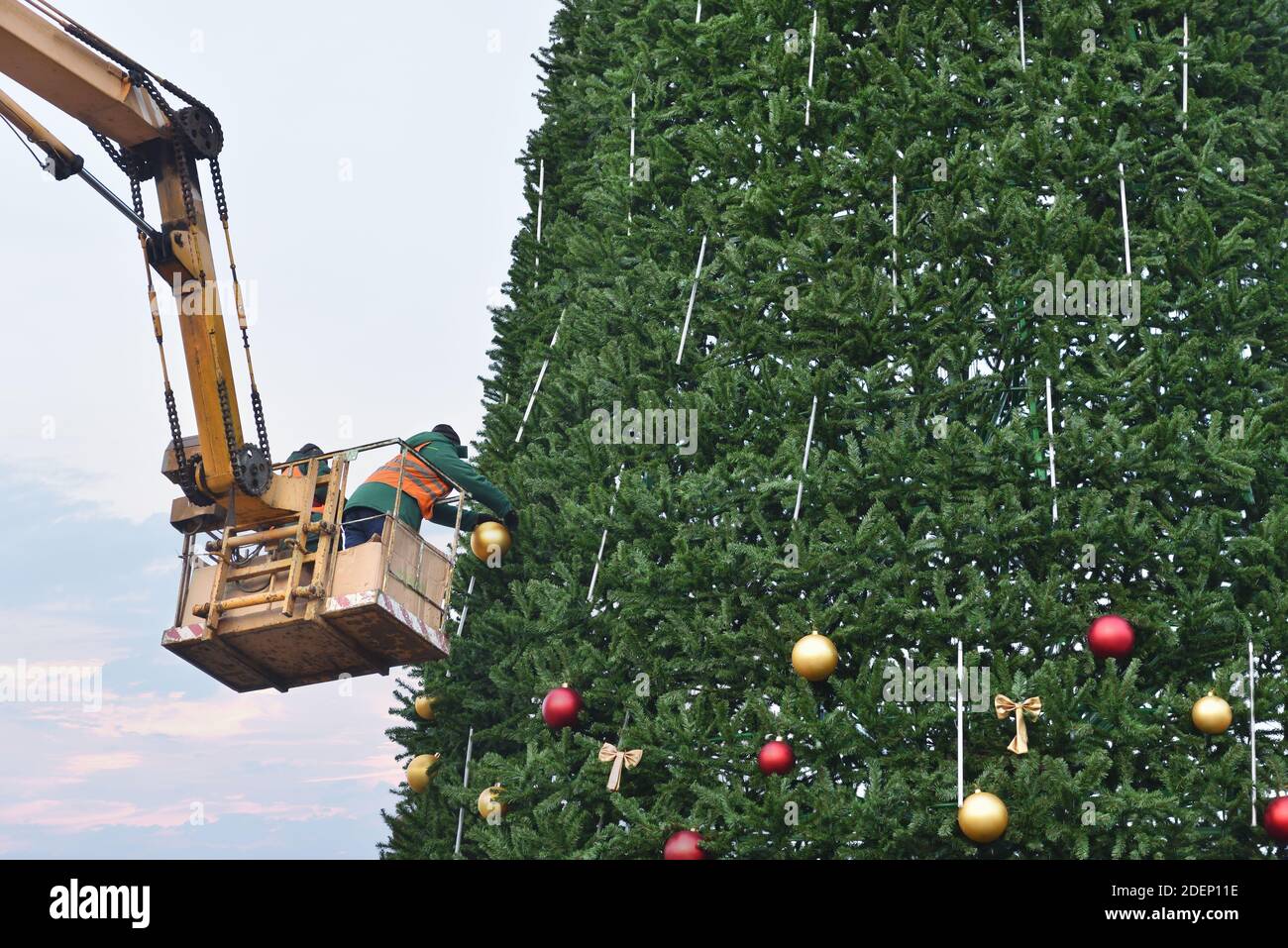 Arbeiter schmücken Weihnachtsbaum auf dem Stadtplatz Stockfoto