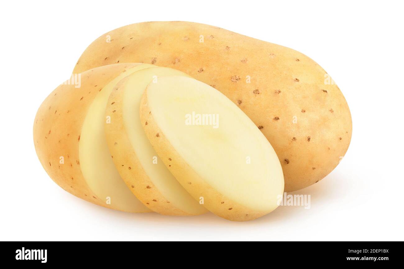 Schneiden Sie rohe Kartoffeln isoliert auf weißem Hintergrund Stockfoto