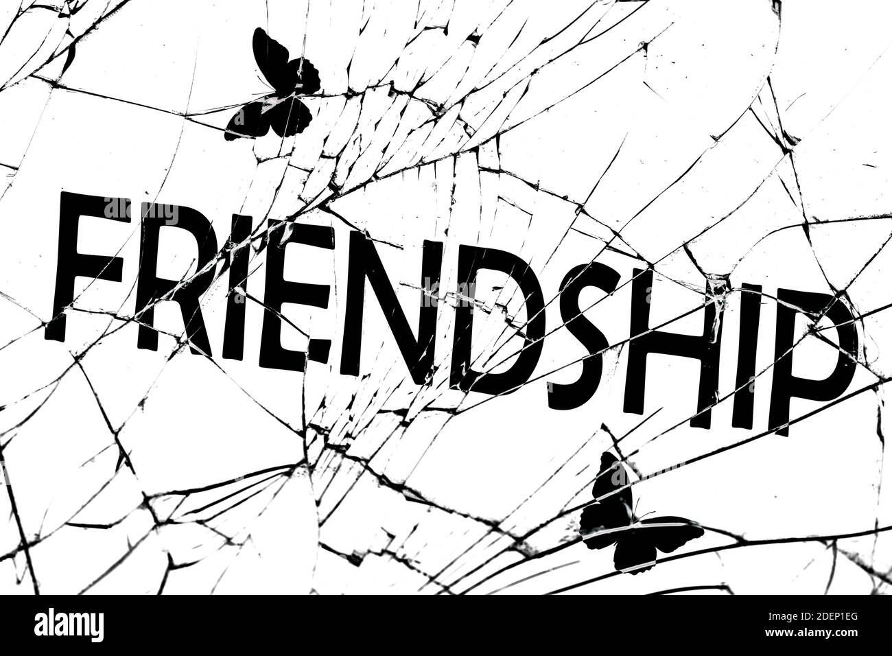 Düster gebrochenes Glas mit Rissen mit der Inschrift Freundschaft Stockfoto