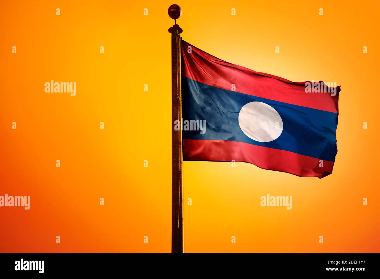 Laos Flagge, Flagge winkt mit Sonnenaufgang Stockfoto