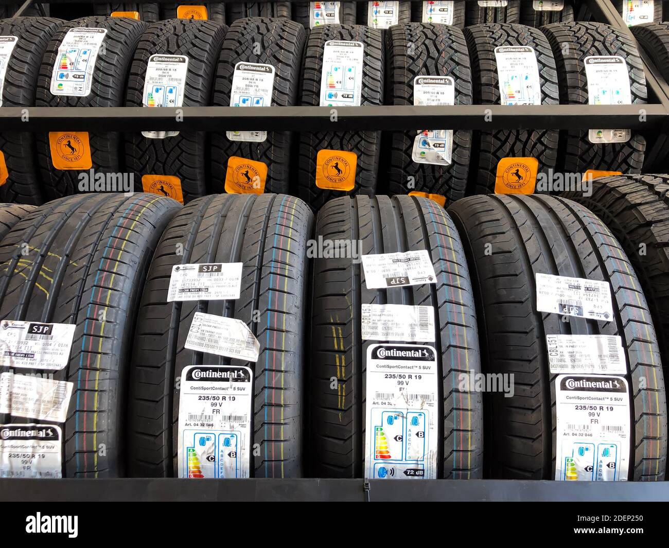 November 2020. São Paulo, SP, Brasilien. Reifenbestand der Marke Continental bei einem Markenhändler. Stockfoto