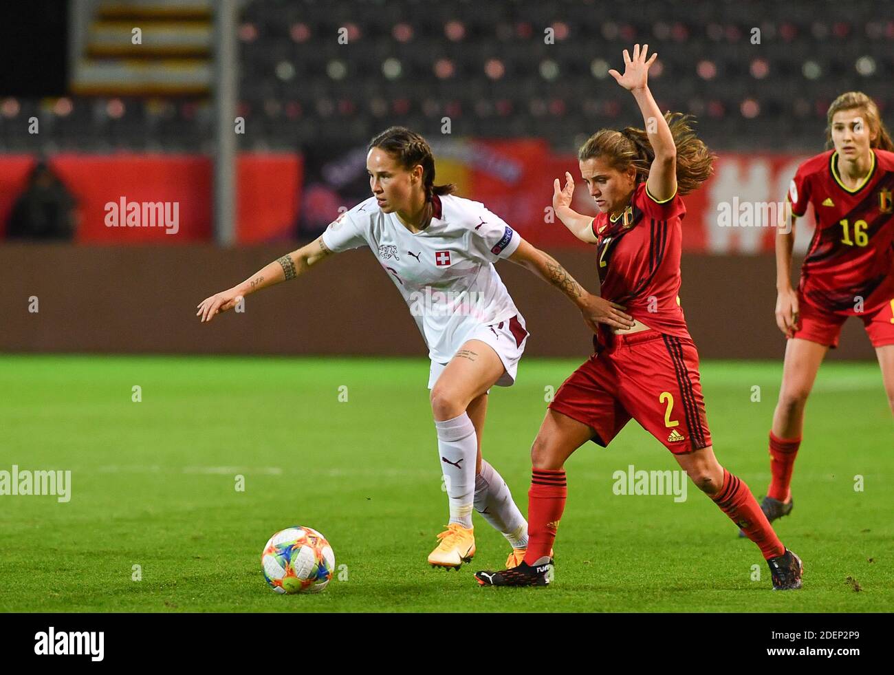 Die Schweizer Geraldine Reuteler und die belgische Davina Philtjens kämpfen während eines Fußballspiels zwischen den belgischen Roten Flammen und der Schweiz um den Ball. Stockfoto