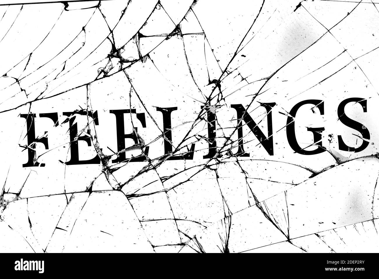 Zerbrochenes Glas mit Rissen mit Inschrift Gefühle Stockfoto