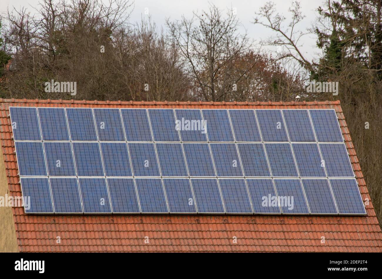 Große Photovoltaikanlage auf einem roten Dach. Stockfoto