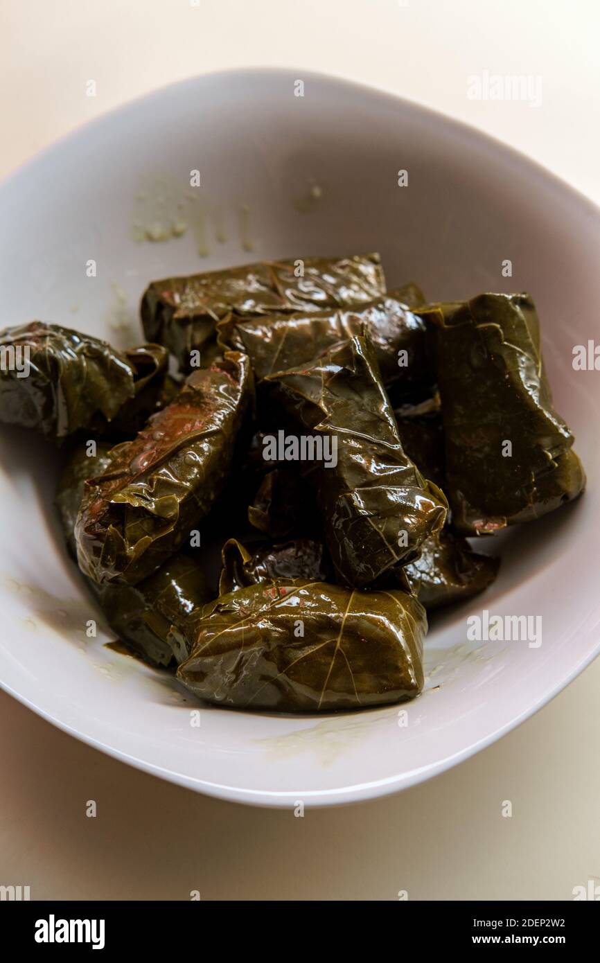 Armenische Yaprak dolma, gefüllte Traubenblätter Vorspeise Stockfoto