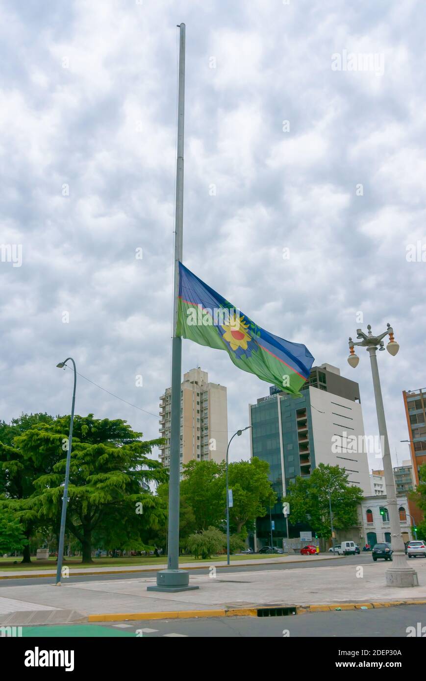 La Plata, Provinz Buenos Aires, Argentinien;11 27 2020: Halbmast-Flagge der Provinz Buenos Aires. Wolkiger Tag. Tod von Diego Maradona. Stockfoto