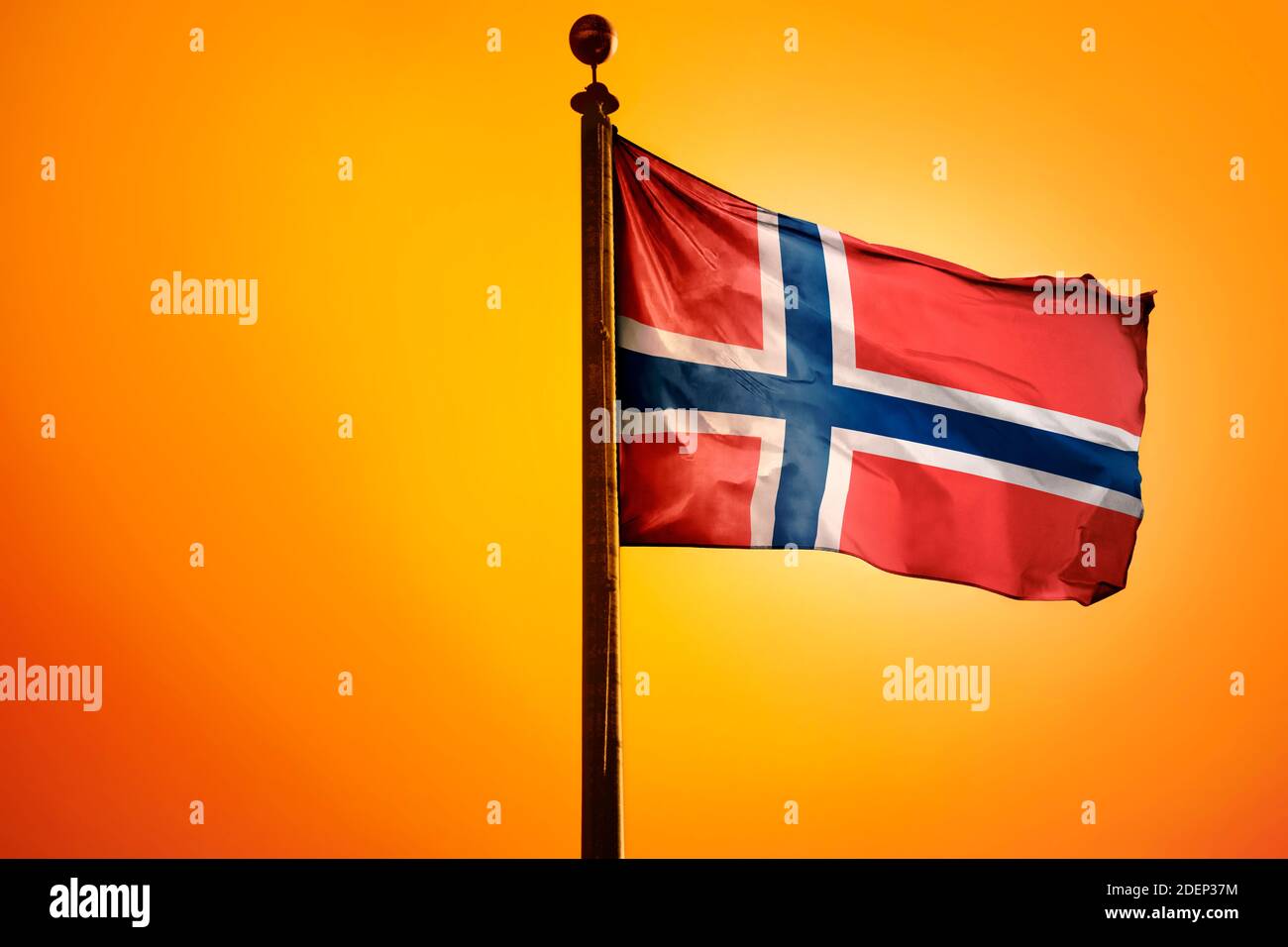 Norwegen Flagge, Flagge winkt mit Sonnenaufgang Stockfoto