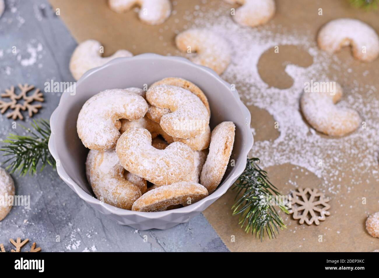 Saisonale halbmondförmige weihnachtsplätzchen "Vanillekipferl", ein traditionelles österreichisches oder deutsches Weihnachtsplätzchen mit Nüssen und Puderzucker Stockfoto