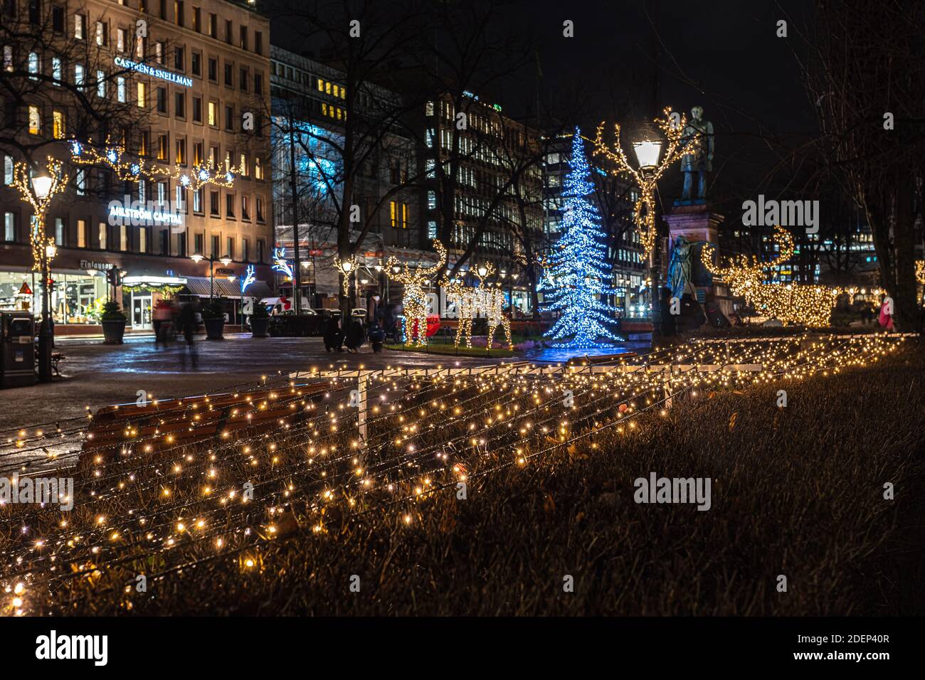Helsinki, Finnland 30. November 2020 Nacht Stadt zu Weihnachten. Hochwertige Fotos Stockfoto