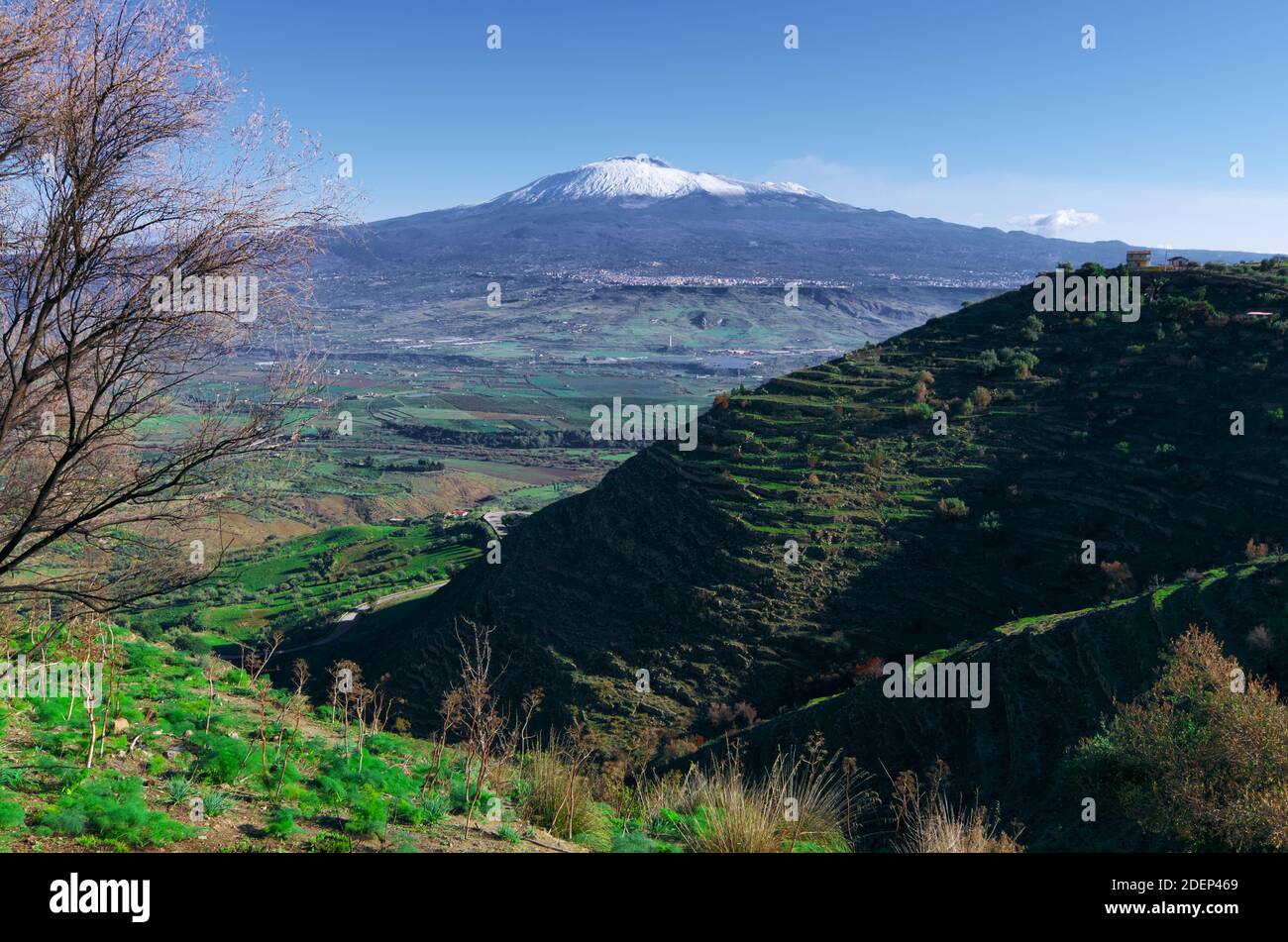 Blick auf verlassene terrassenförmige Hanglage und auf südwestliche Hanglage des Ätna-Gebirges, einem Wahrzeichen der sizilianischen Landschaft Stockfoto