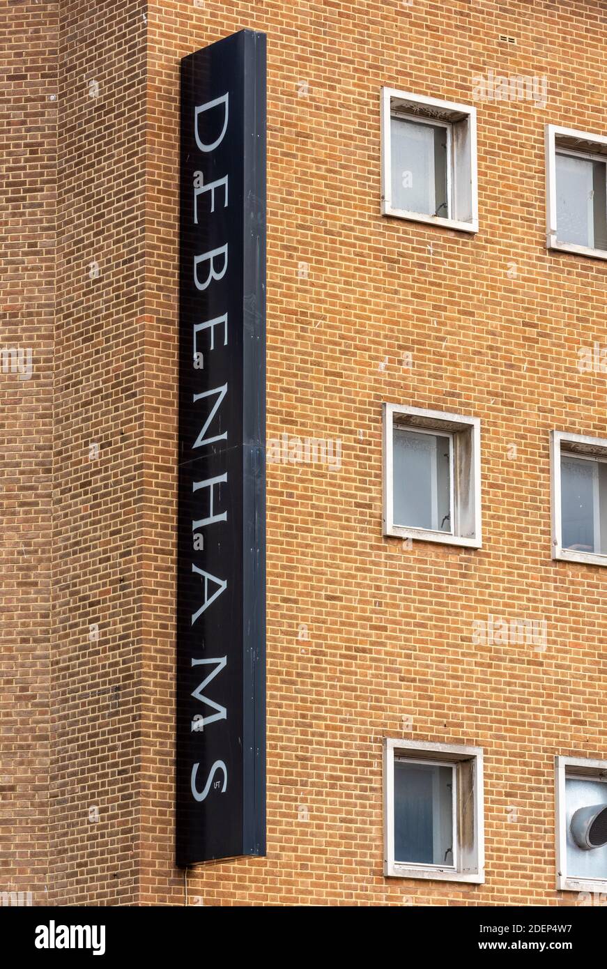 Ein großes debenhams Ladenschild auf einem schlichten Hintergrund geeignet Für Deckungsraum für Kopie Stockfoto