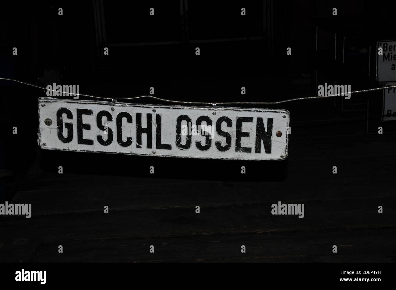 Schild geschlossen mit dem deutschen Text Stockfoto