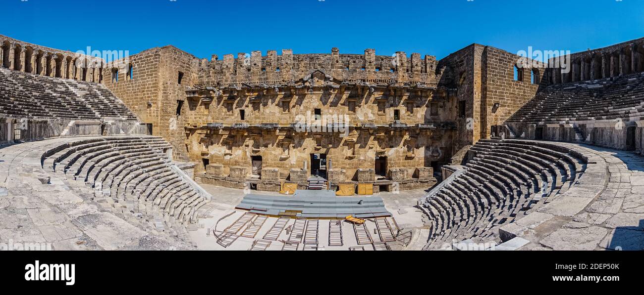 Aspendos, Antike Stadt. Panoramablick auf das antike Theater. Antalya, Türkei. Beliebtes Touristengebiet. Stockfoto