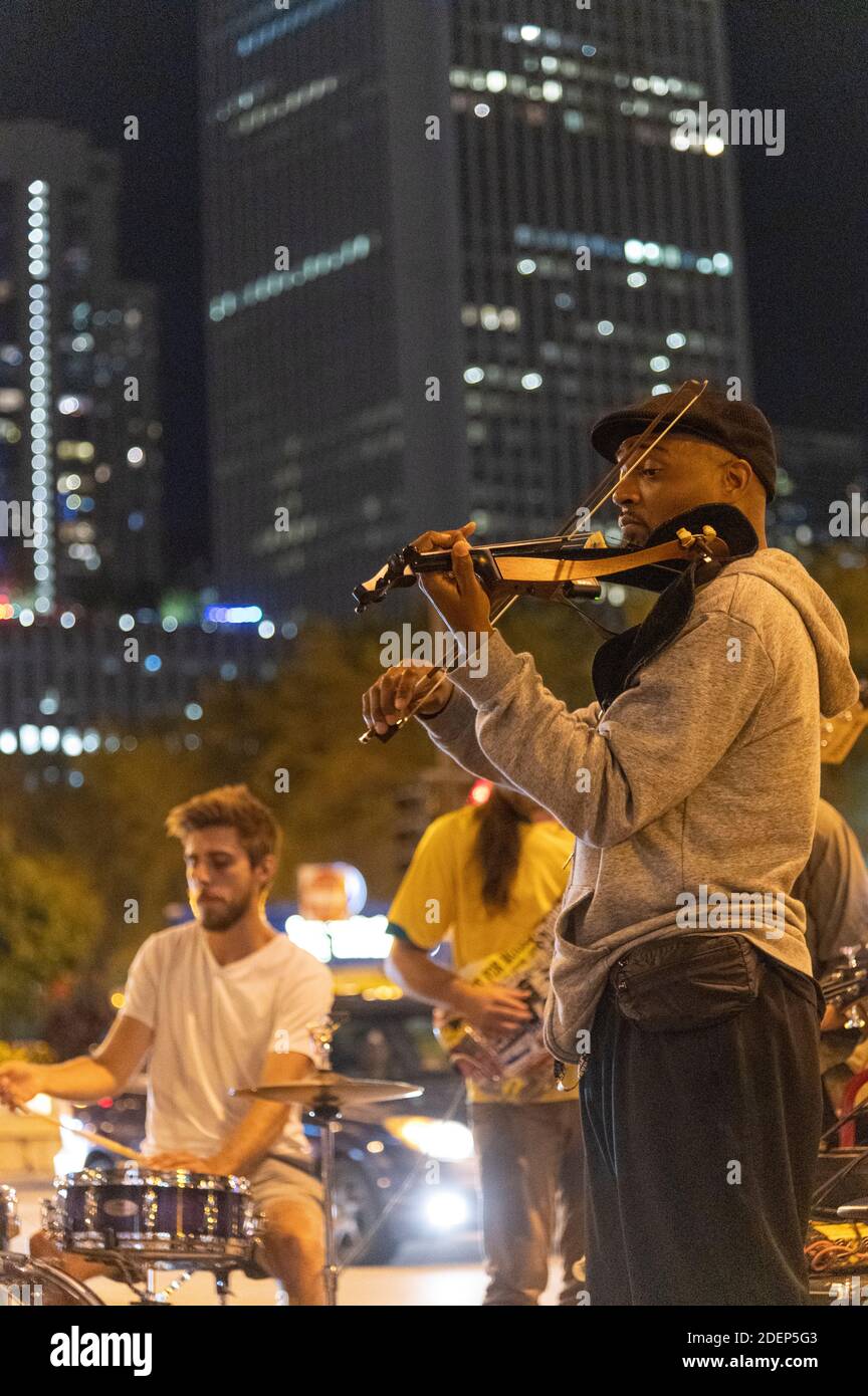 Straßenmusik in der Innenstadt von Chicago bei Nacht Stockfoto