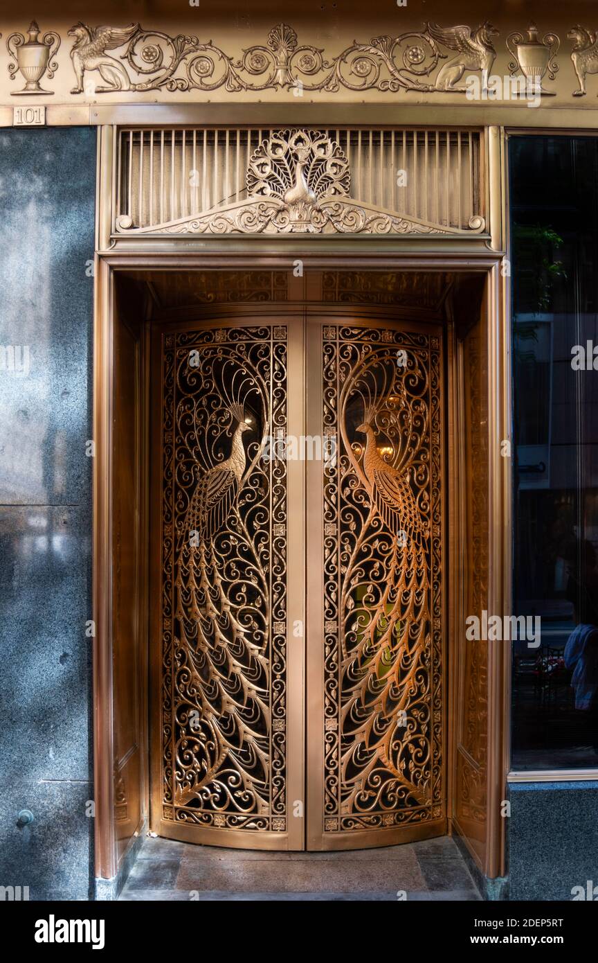 Die Pfauentür auf einem Juweliergeschäft von The Palmer Hotel im alten Chicago Stockfoto