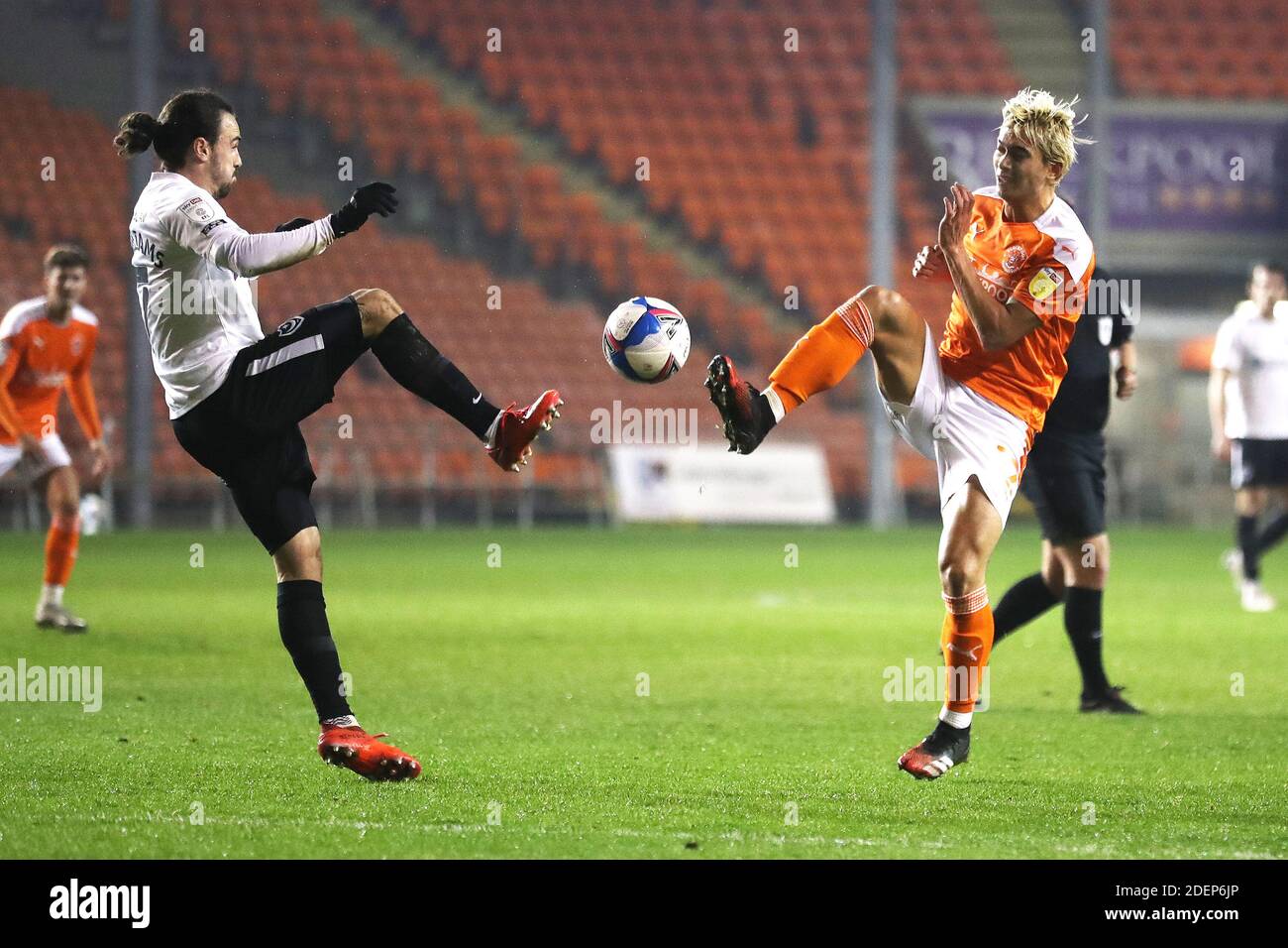 BLACKPOOL, ENGLAND. 1. DEZEMBER Blackpool's Matty Virtue (rechts) und Portsmouth's Ryan Williams kämpfen um den Ball während des Sky Bet League 1 Spiels zwischen Blackpool und Portsmouth in der Bloomfield Road, Blackpool am Dienstag, 1. Dezember 2020. (Kredit: Tim Markland, MI News) Kredit: MI Nachrichten & Sport /Alamy Live Nachrichten Stockfoto