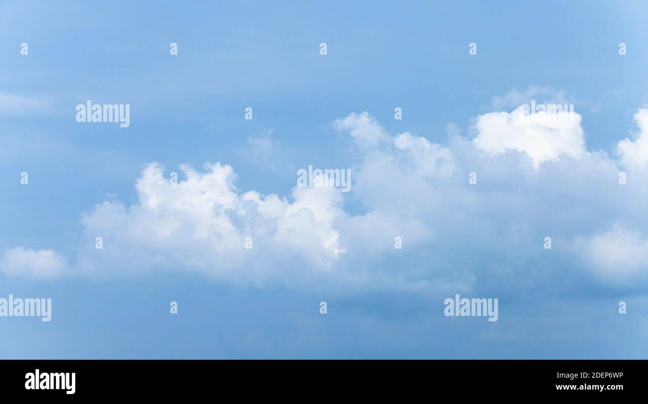 Bedeckt blauer Himmel mit Cumulus Wolken am Tag, natürliche Hintergrund Foto Textur Stockfoto