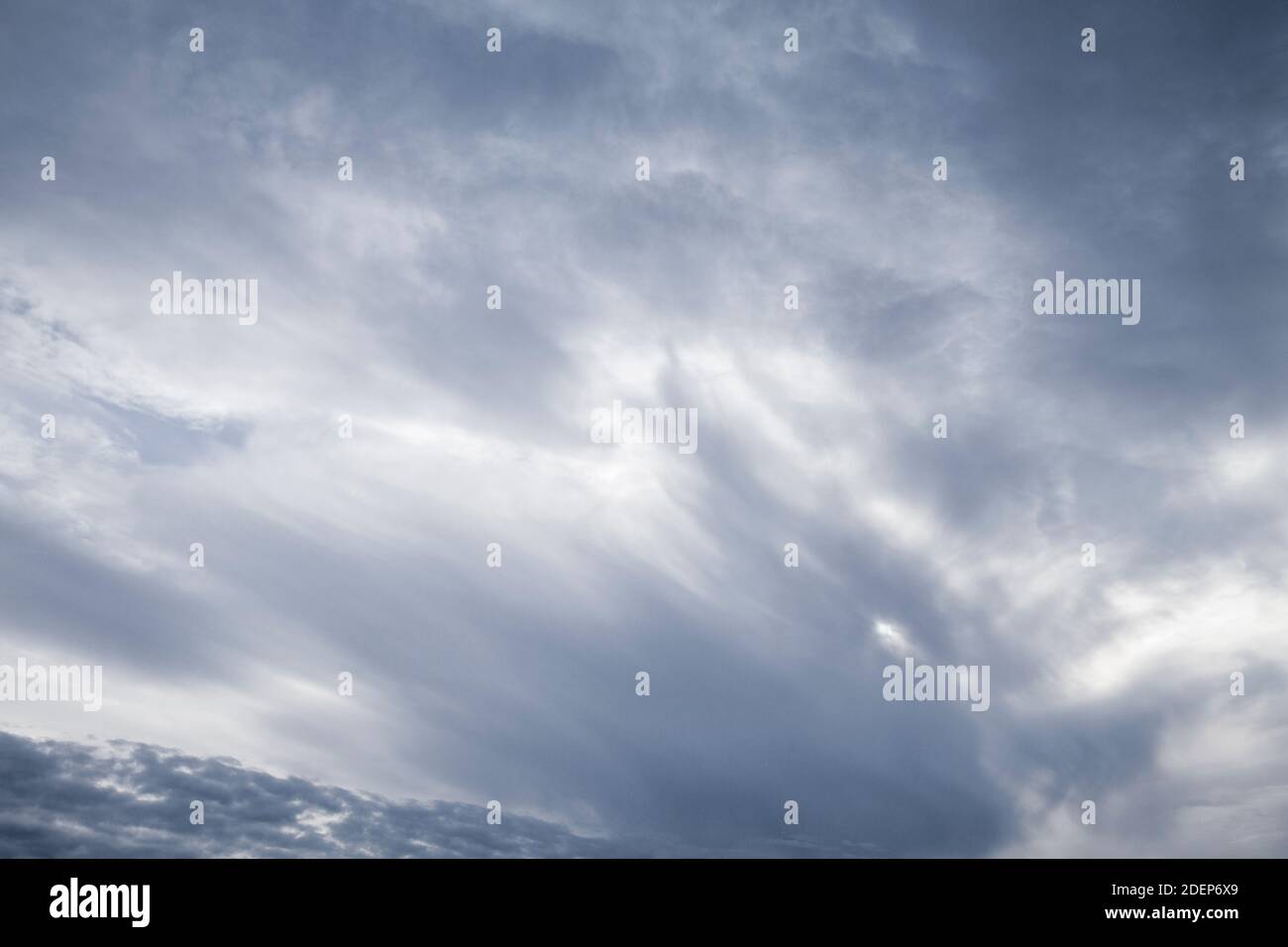 Dunkler Himmel mit stürmischen Wolken, natürliche Hintergrundtextur Foto Stockfoto