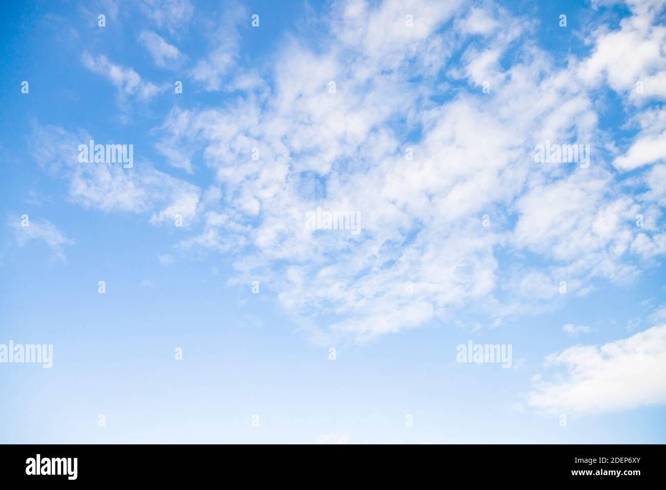 Himmel mit weißen Altocumulus Wolken am Tag, natürliche Hintergrund Foto Textur Stockfoto
