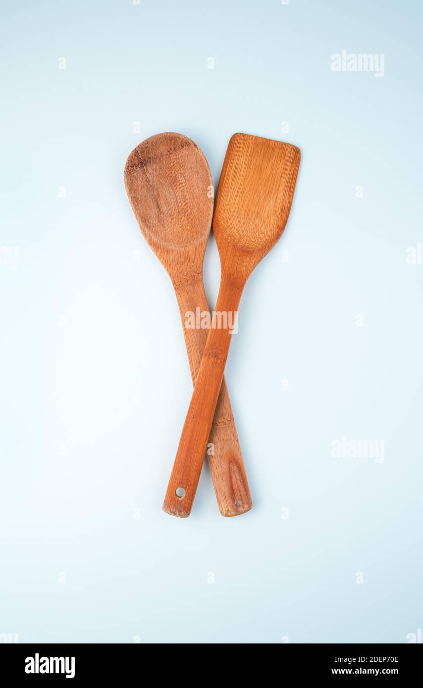 Küchenutensilien aus Holz auf hellem Hintergrund. Stockfoto