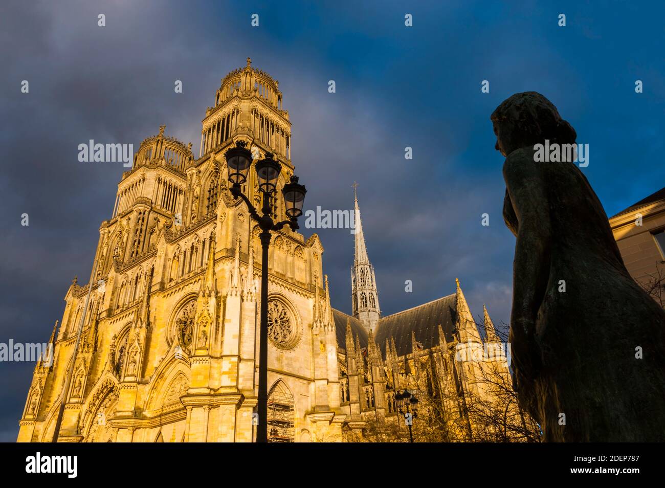 Frankreich, Loiret (45), Orleans, Sainte Croix Kathedrale, Bronzestatue die Loire von Bildhauer Hubert Yencesse Stockfoto