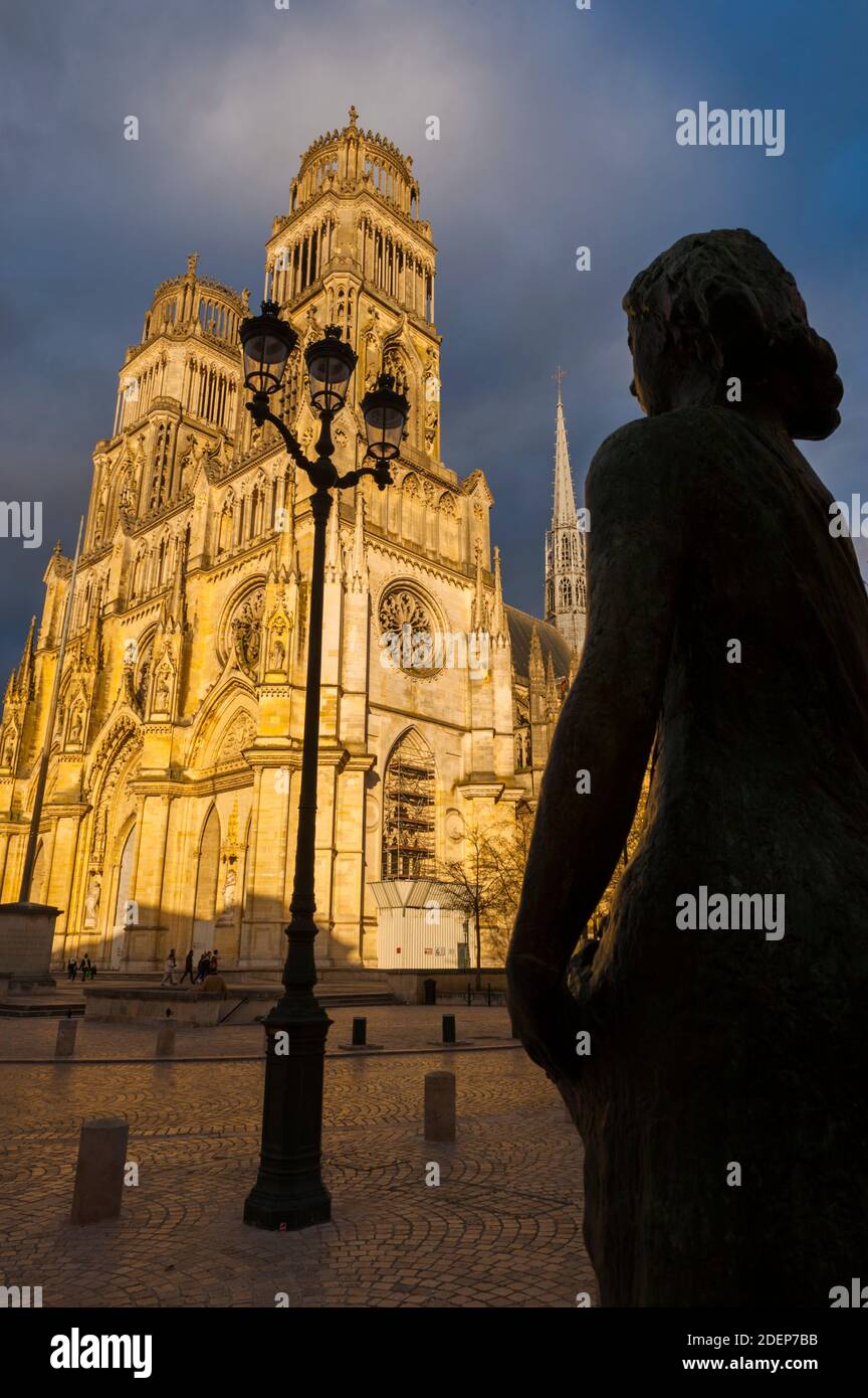 Frankreich, Loiret (45), Orleans, Sainte Croix Kathedrale, Bronzestatue die Loire von Bildhauer Hubert Yencesse Stockfoto