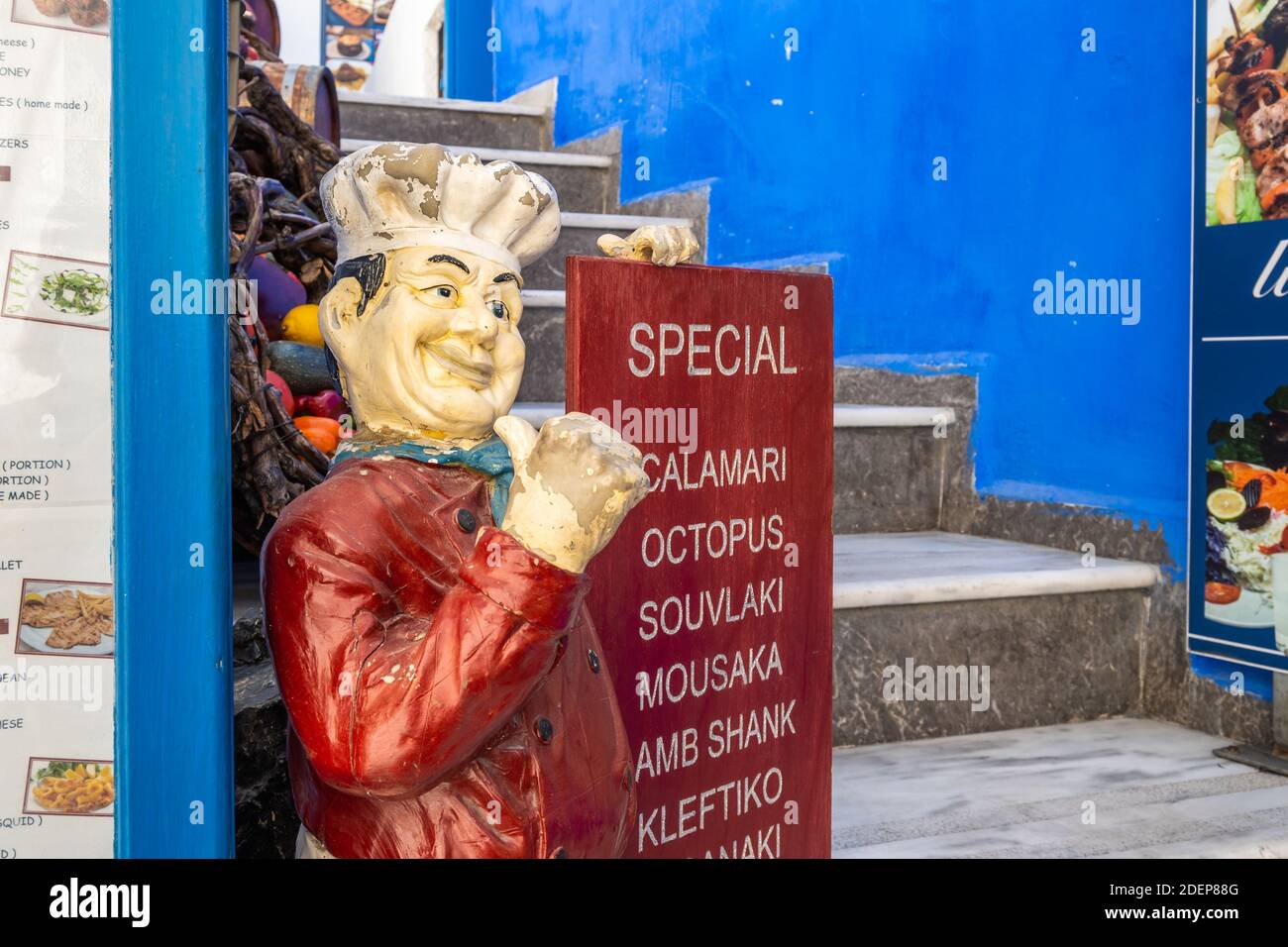 Santorini Griechenland, 17. September 2020: Straßenwerbung mit lokalen griechischen Gerichten in Fira, Santorini. Stockfoto