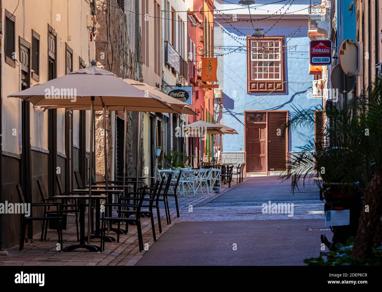Restaurant leer während der covid Pandemie in einer europäischen Stadt. Teneriffa, Stadtzentrum, Fußgängerzone mit Restaurants Terrasse ist leer beim Mittagessen ho Stockfoto