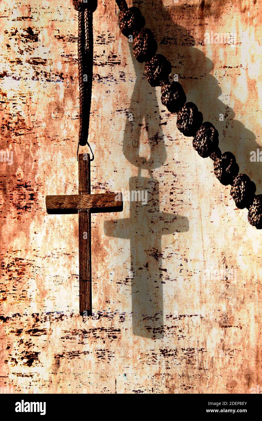 Holzkreuz mit Rosenkranz auf vintage Hintergrund. Stockfoto