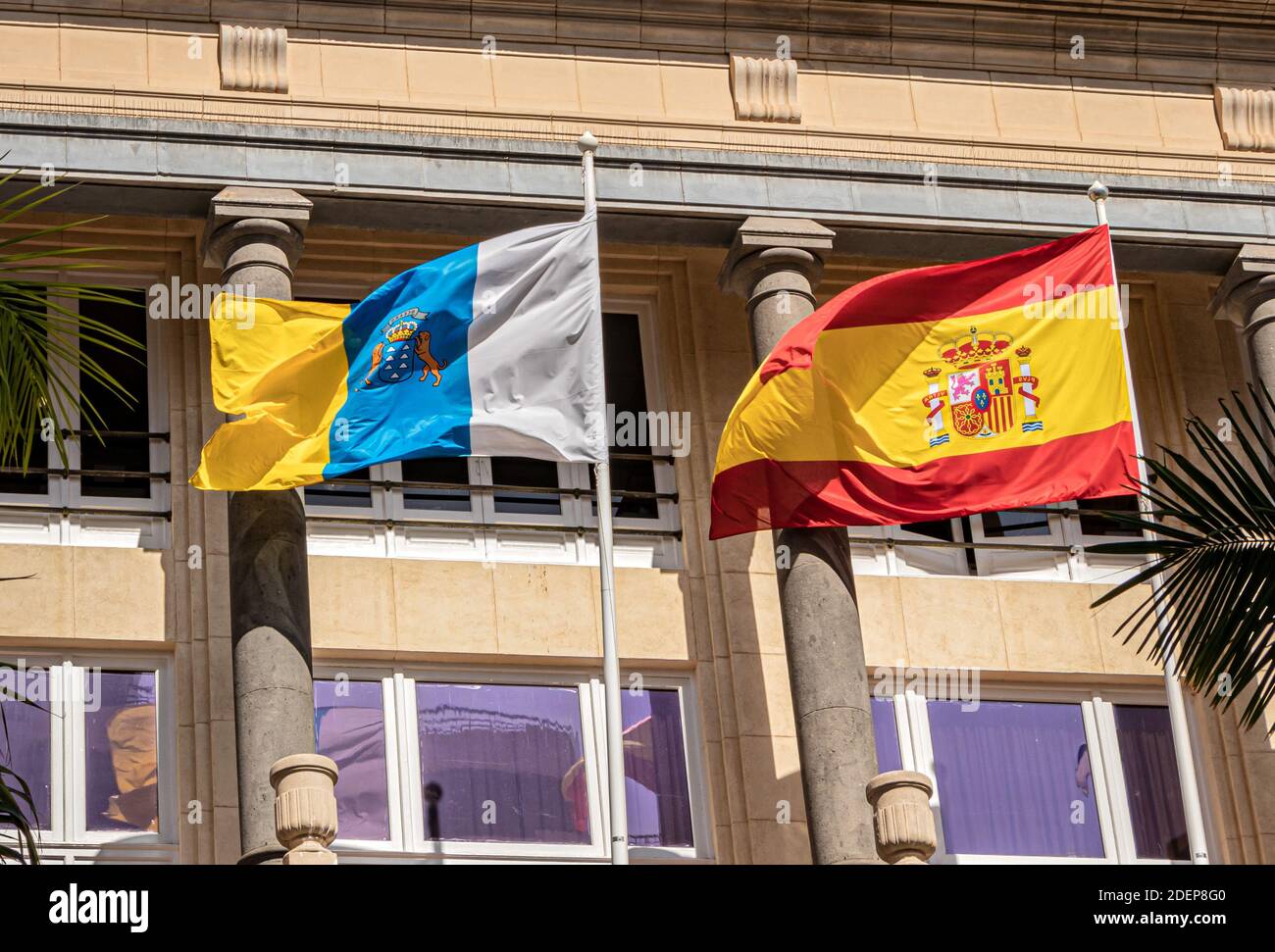 Europäische und spanische Flagge winkt im Wind am Casino Palast auf Teneriffa, Kanarische Inseln. Stockfoto