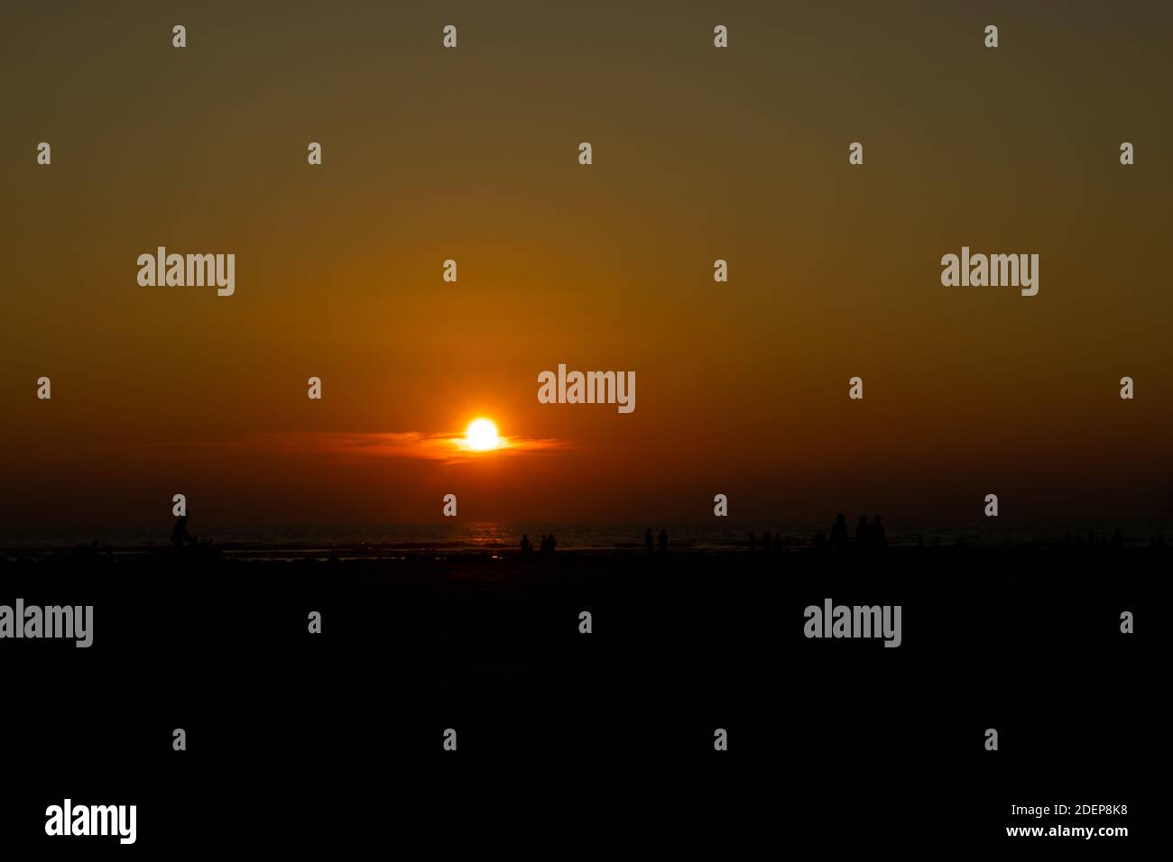 Der wunderschöne rote Sonnenuntergang am Ende des Tages Am Strand Stockfoto