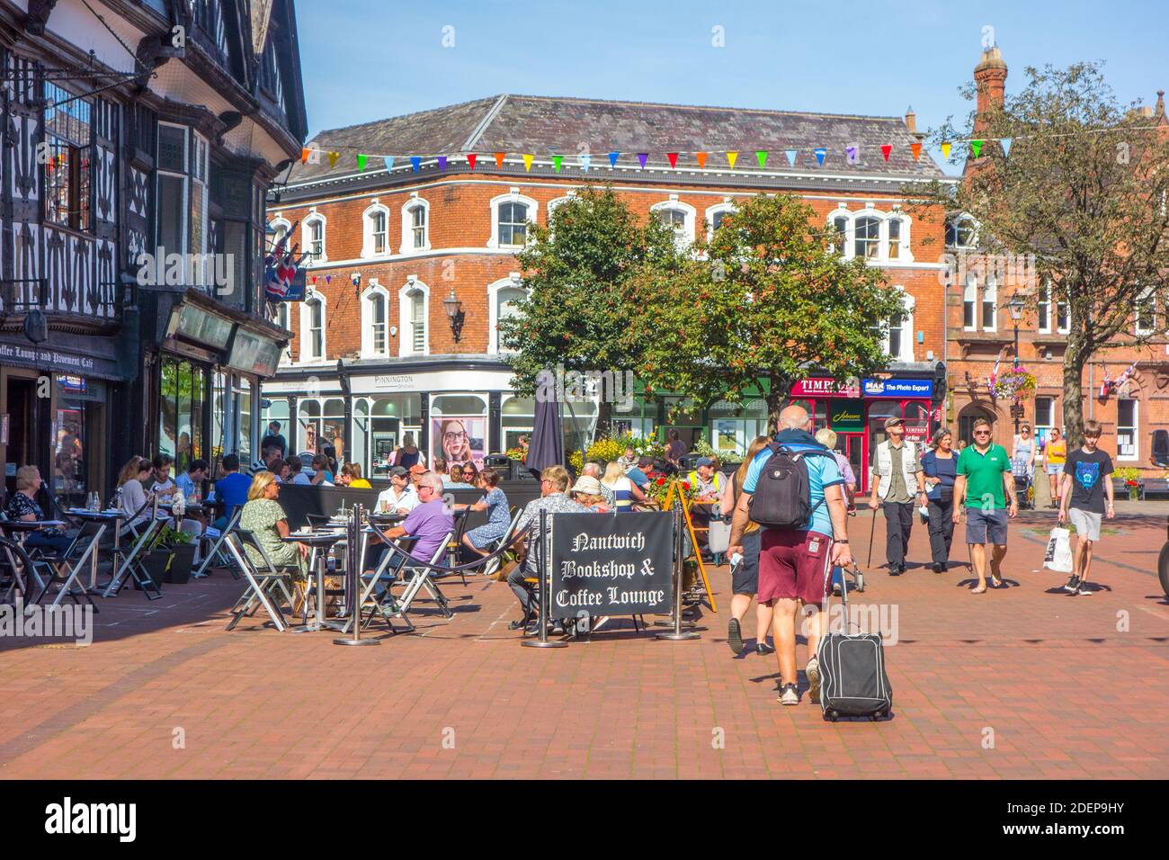 Einkäufer und Leute, die draußen in Cheshire essen und trinken Marktstadt Nantwich Cheshire England Stockfoto
