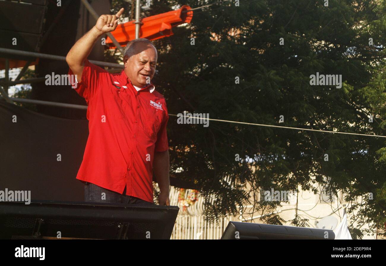 San Francisco, Venezuela. Dezember 2020. Diosdado Cabello Wahlkampfveranstaltung am Dienstag, den 01. Dezember 2020 in Maracaibo Venezuela. In der öffentlichen Meinung hat es sich nicht gut hingesetzt, die neue Strategie ist Erpressung. In einer Abschlusszeremonie des Gran Polo Patriótico gestern im Bundesstaat Zulia, Cabello sagte, dass "diejenigen, die nicht wählen, nicht essen. Für diejenigen, die nicht wählen, gibt es kein Essen." (Foto von Humberto Matheus/Sipa USA) Quelle: SIPA USA/Alamy Live News Stockfoto