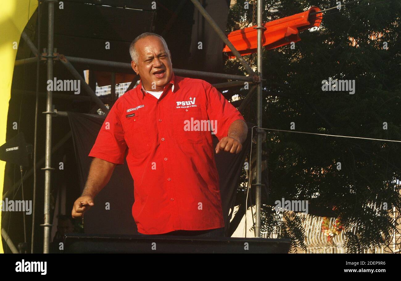 San Francisco, Venezuela. Dezember 2020. Diosdado Cabello Wahlkampfveranstaltung am Dienstag, den 01. Dezember 2020 in Maracaibo Venezuela. In der öffentlichen Meinung hat es sich nicht gut hingesetzt, die neue Strategie ist Erpressung. In einer Abschlusszeremonie des Gran Polo Patriótico gestern im Bundesstaat Zulia, Cabello sagte, dass "diejenigen, die nicht wählen, nicht essen. Für diejenigen, die nicht wählen, gibt es kein Essen." (Foto von Humberto Matheus/Sipa USA) Quelle: SIPA USA/Alamy Live News Stockfoto