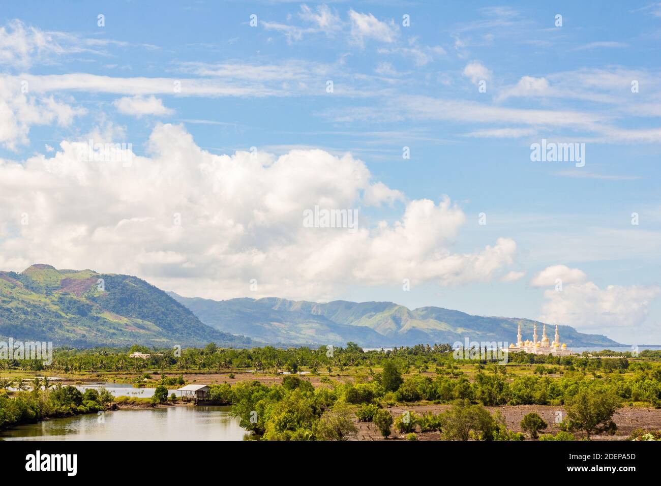 Die Landschaft von Mindanao mit der Großen Moschee von Cotabato im Hintergrund in Mindanao, Philippinen Stockfoto