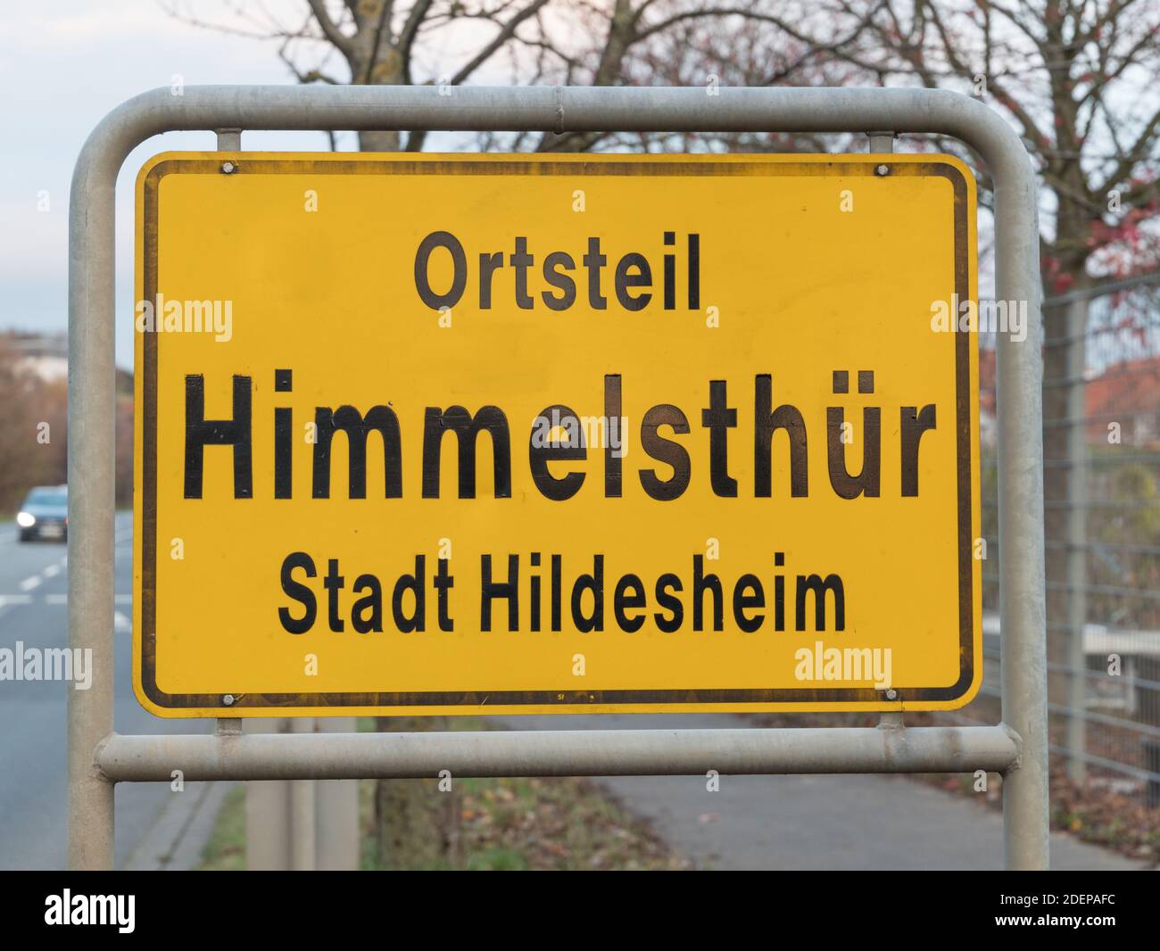 Ortsnamen-Zeichen von Himmelsthür, Teil der Stadt Hildesheim in Deutschland, klingt wie Himmelstor, daher können die Menschen Weihnachtswunschbriefe an senden Stockfoto