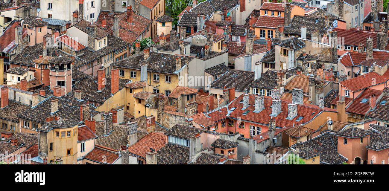 Alte Steindächer und Kamine im mittelalterlichen Viertel von Die französische Stadt Lyon Stockfoto