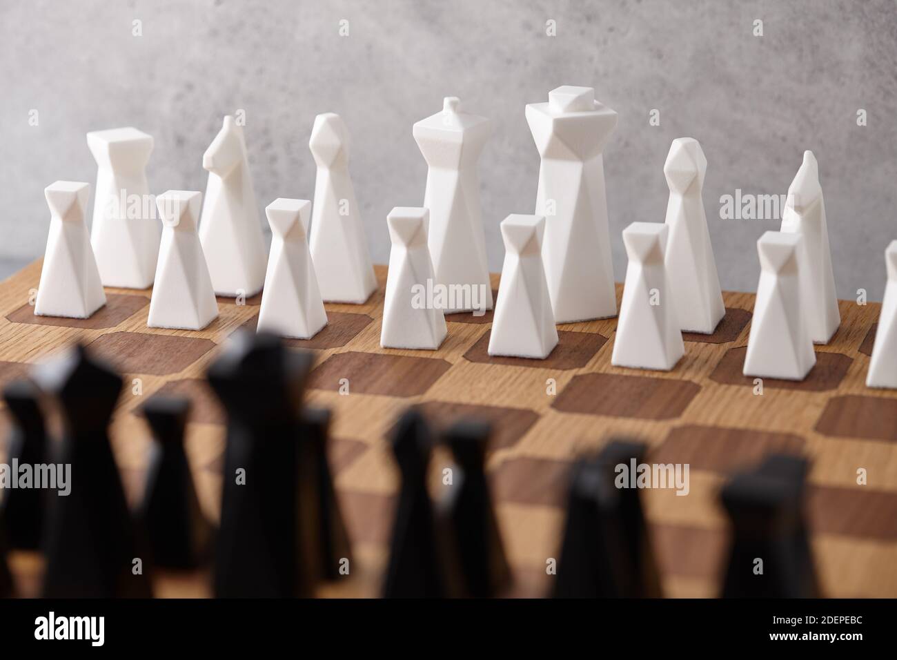 Schachbrett mit weißen und schwarzen Stücken. Intellektueller Wettbewerb. Stockfoto