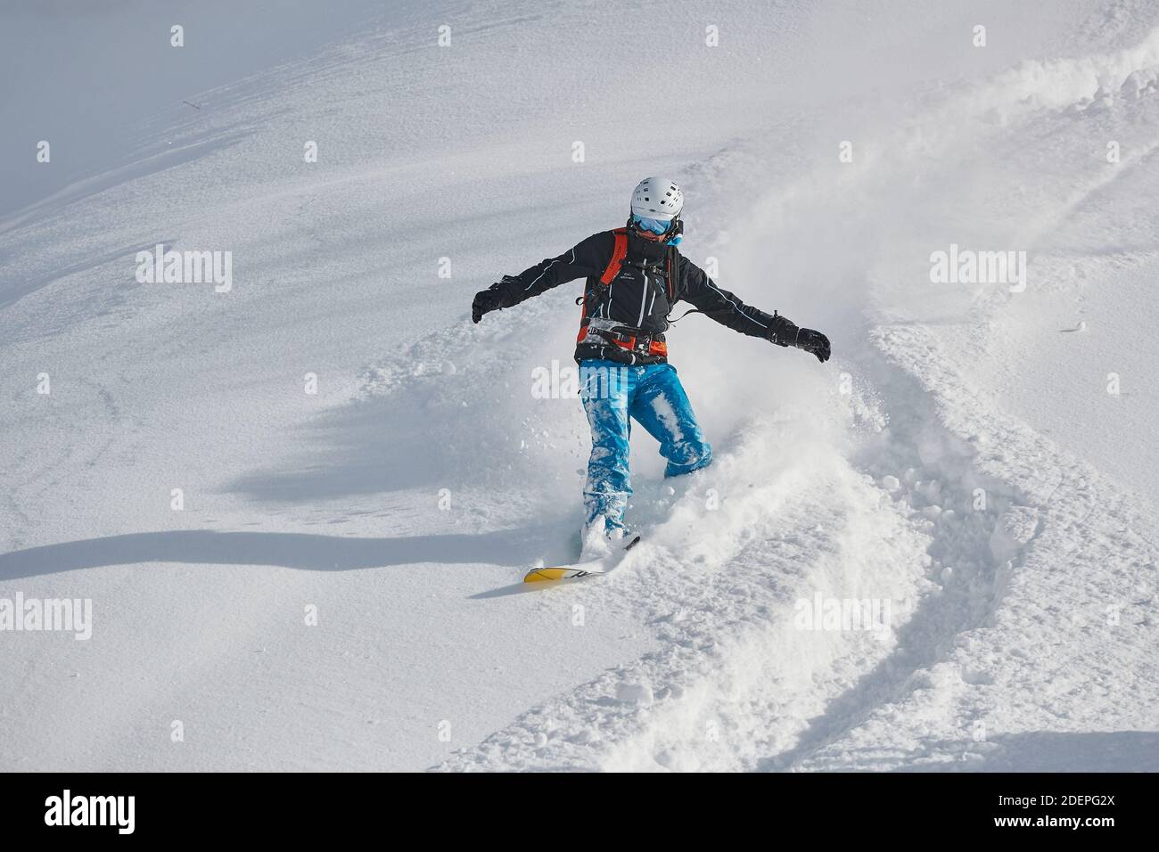 Snowboarden im frischen Pulverschnee Stockfoto