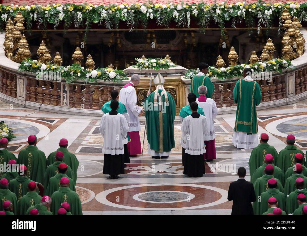 Papst Franziskus betet vor dem Grab des heiligen Petrus, während er am 6. Oktober 2019 in der Petersbasilika im Vatikan eine Messe zur Eröffnung der Sonderversammlung der Bischofssynode für die Region Pan-Amazonas feiert. Francis prangerte vergangene und gegenwärtige Formen des Kolonialismus an und sagte, dass einige der Brände, die in Brasilien in den letzten Monaten die Wälder verwüstet haben, von speziellen Interessengruppen ausgelöst wurden. Foto: ABACAPRESS.COM Stockfoto