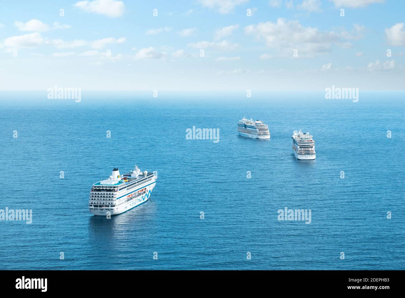 Teneriffa, Spanien - November, 2020: Viele Kreuzfahrtschiffe vor der Küste Teneriffas während der Pandemie 19 vor Anker Stockfoto