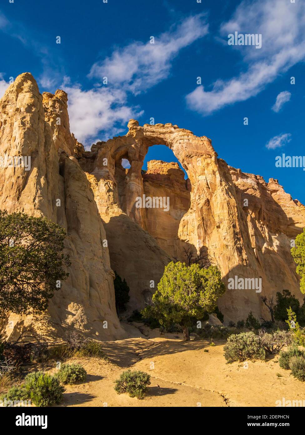 Grosvenor Arch in der Nähe des Kodachrome Basin State Park, südlich von Cannonville, Utah. Stockfoto