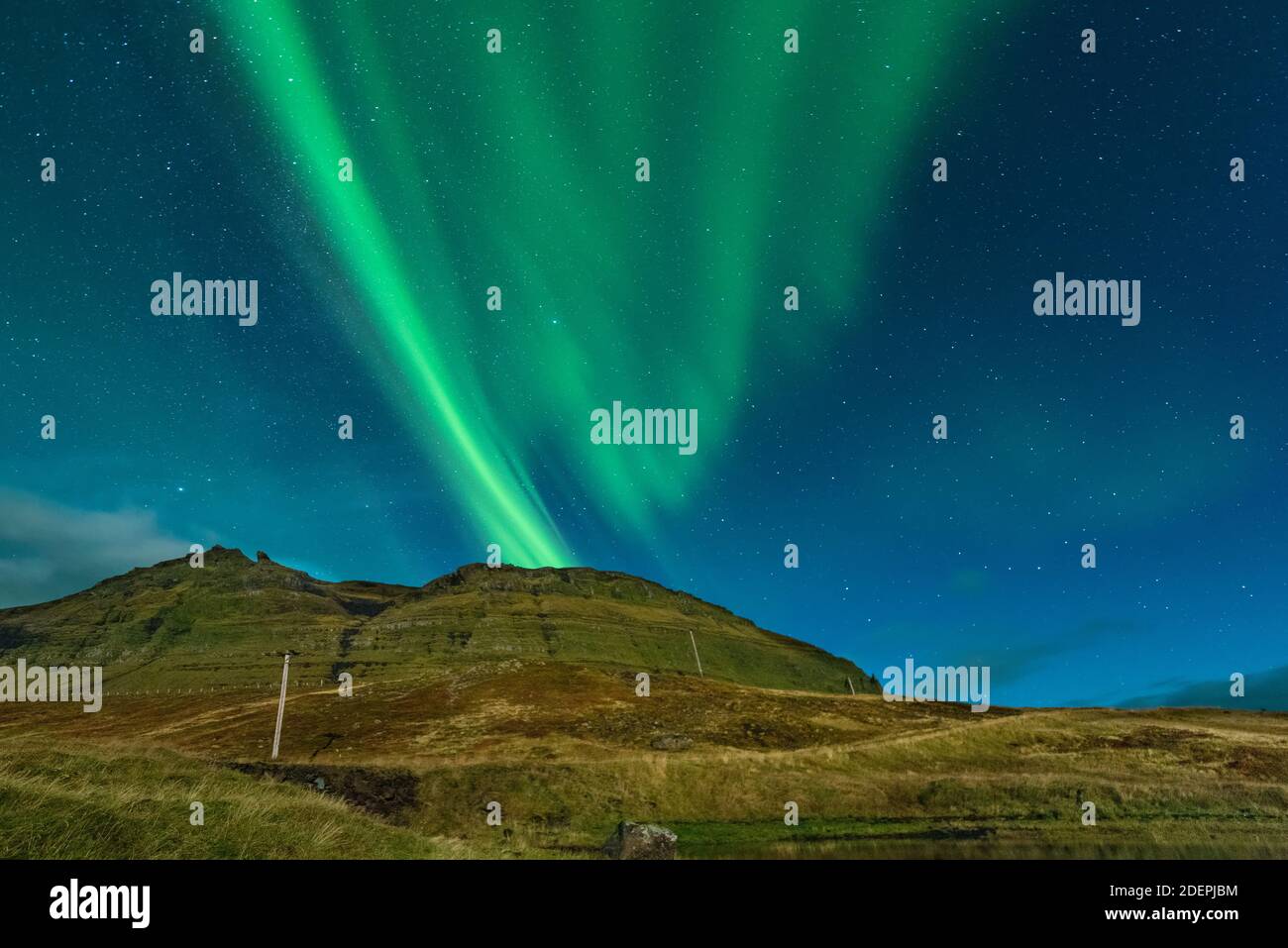 Nordlichter in Island. Landschaft voller kp5 Aurora Borealis. Atemberaubende Nachtlandschaft in Kirkjufell, malerisches Reiseziel. Grüner Himmel voller Sterne Stockfoto