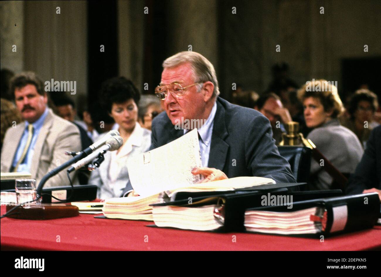 Foto der Datei - Generalstaatsanwalt Edwin Meese III bezeugt vor dem US-amerikanischen House Select Committee die Untersuchung verdeckter Waffengeschäfte mit dem Iran / US Senate Select Committee on Secret Military Assistance to Iran and the Nicaraguan Opposition (Iran/Contra Committee) on Capitol Hill in Washington, DC, USA am 28. Juli 1987. Foto von Ron Sachs/CNP/ABACAPRESS.COM Stockfoto