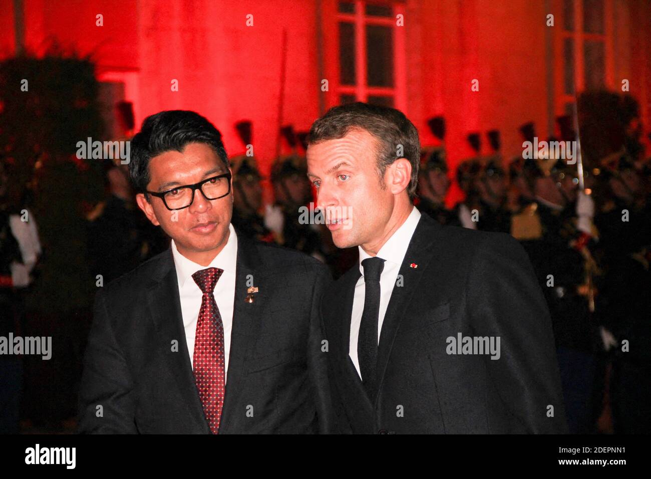 Der französische Präsident Emmanuel Macron (R) posiert mit Madagaskars Präsident Andry Rajoelina, während sie am 9. Oktober 2019 vor der Finanzierungskonferenz des Globalen Fonds zur Bekämpfung von AIDS, Tuberkulose und Malaria im Rathaus von Lyon die Hände schütteln. Der Globale Fonds zur Bekämpfung von AIDS, Tuberkulose und Malaria hat am 9. Oktober 2019 eine Initiative zur Aufbringen von 14 Milliarden Dollar zur Bekämpfung globaler Epidemien eröffnet, steht aber angesichts der Ermüdung der Spender vor einem harten Kampf. Der Fonds hat 14 Milliarden Dollar verlangt, ein Betrag, der laut Angaben 16 Millionen Menschenleben retten, 234 Millionen Infektionen verhindern und die Welt wieder auf den Markt bringen würde Stockfoto