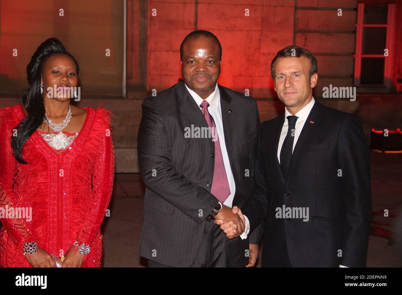 Der französische Präsident Emmanuel Macron (R) stellt sich am 9. Oktober 2019 während der Finanzierungskonferenz des Globalen Fonds zur Bekämpfung von AIDS, Tuberkulose und Malaria mit König Mswati III., dem Staatsoberhaupt von Eswatini (L), und seiner Frau vor dem Rathaus von Lyon in Zentralfrankreich. Der Globale Fonds zur Bekämpfung von AIDS, Tuberkulose und Malaria hat am 9. Oktober 2019 eine Initiative zur Aufbringen von 14 Milliarden Dollar zur Bekämpfung globaler Epidemien eröffnet, steht aber angesichts der Ermüdung der Spender vor einem harten Kampf. Der Fonds hat 14 Milliarden US-Dollar gefordert, ein Betrag, der laut Angaben 16 Millionen Menschenleben retten, 234 Millionen Infektionen verhindern und p Stockfoto