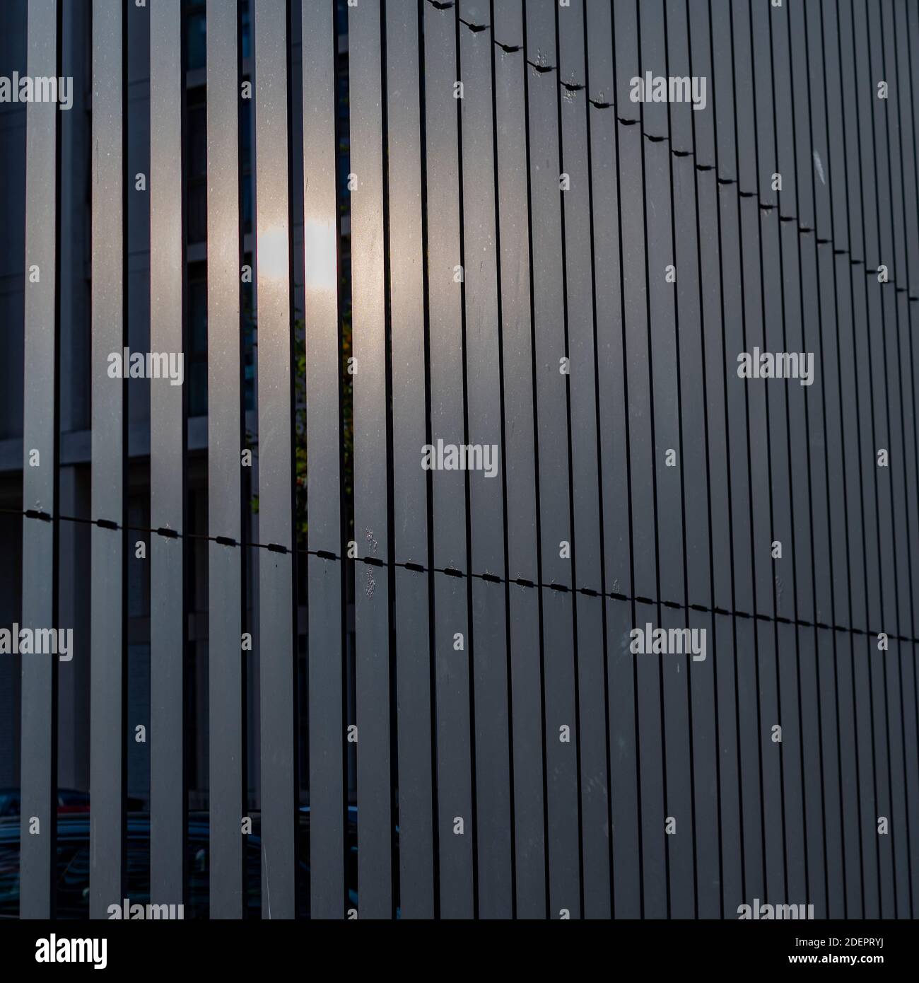 Hohe Metallzaun Barriere mit Sonne reflektiert auf sie Stockfoto