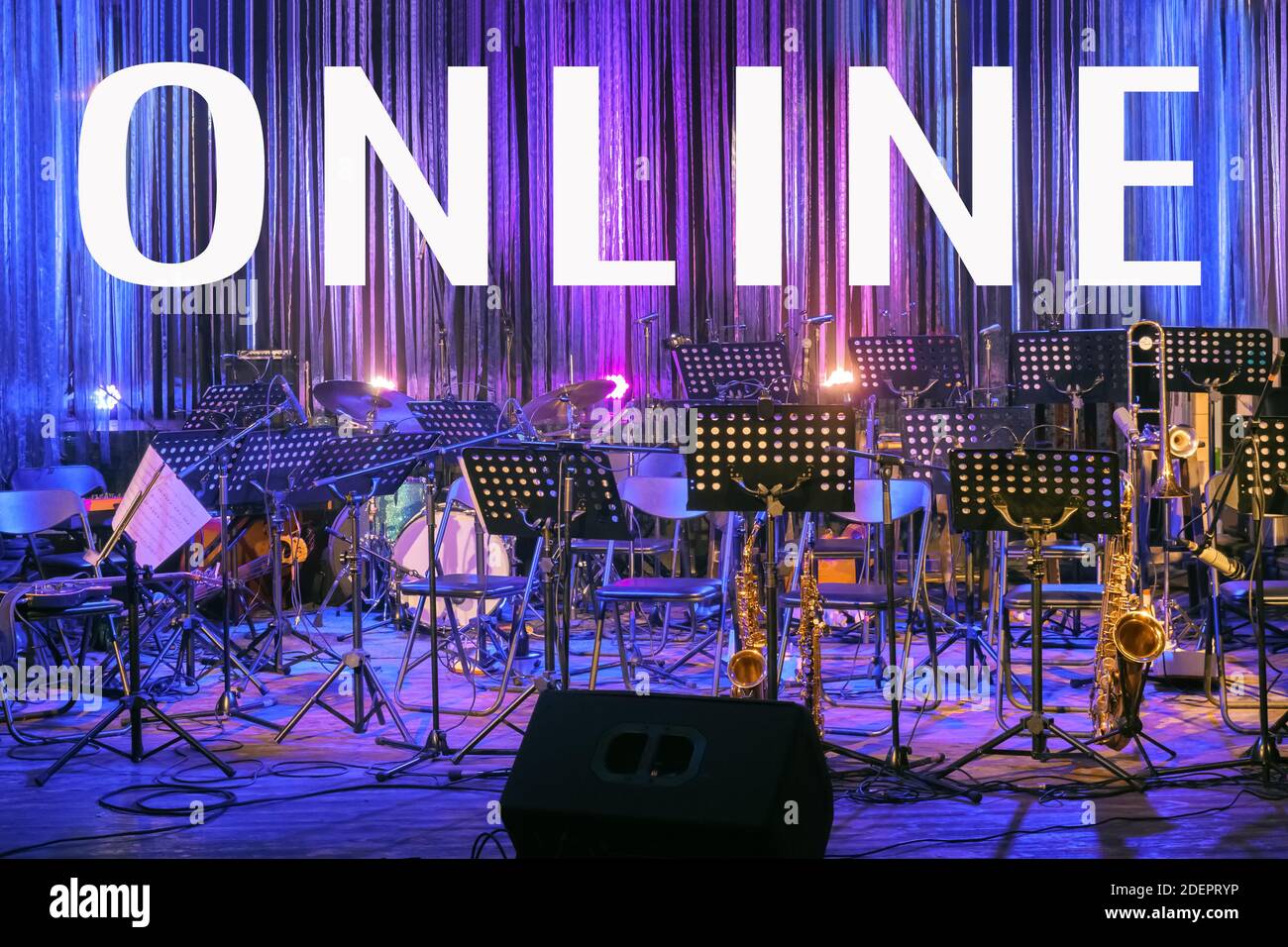 Inschrift Online auf beleuchteter leerer Bühne. Live Music Festival in New Normal. Online-Konzert Während Der Coronavirus-Pandemie Covid-19. Online-Veranstaltung Stockfoto