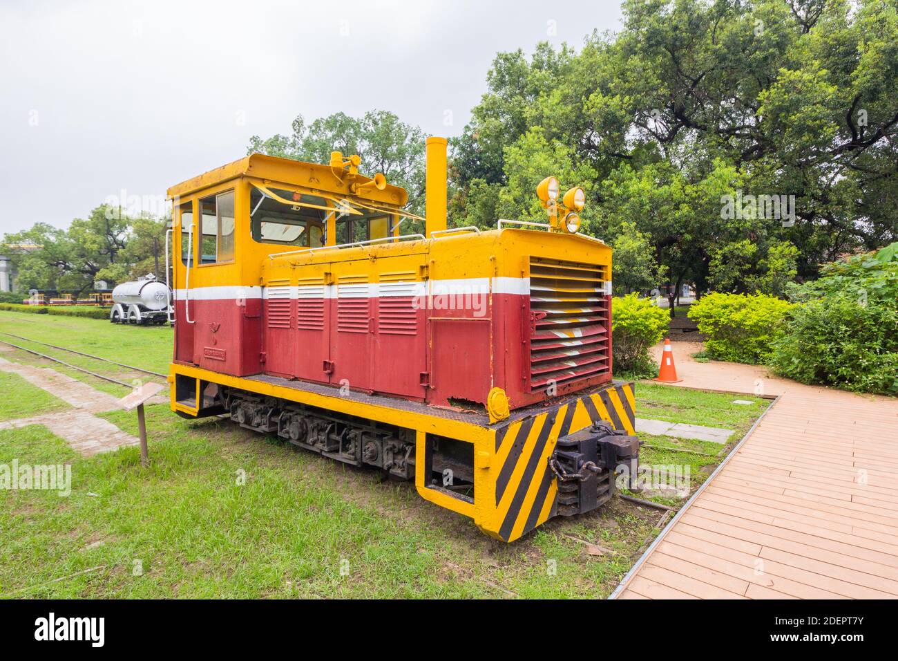 Der rote und gelbe Zug transportierte früher Zucker im Taiwan Sugar Museum in Kaohsiung, Taiwan Stockfoto